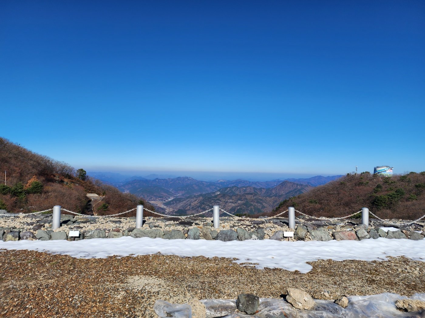 눈이 남은 전망대에서 바라본 겨울 산줄기 능선 전망