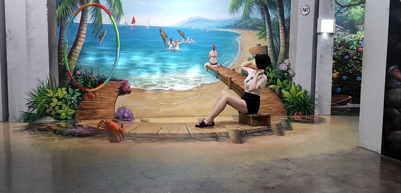 3D 트릭아트 야자수 바닷가 그림 앞 나무 데크에 앉은 모습, 게와 돌고래 그림